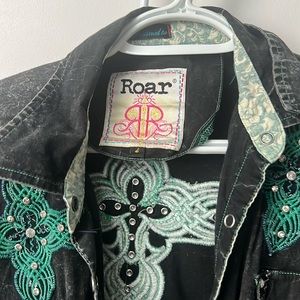 Women’s small roar shirt